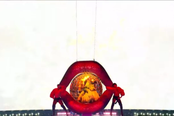 NOVI SKANDAL TRESE EVROVIZIJU! Pevačica se UVIJALA na disko-kugli, seva MEĐUNOŽJE dok simulira intimne odnose! ŠOK!