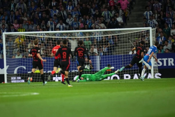 HAOS U BARSELONI PRED SPEKTAKL! Automobilom gazio navijače, ima povređenih (VIDEO)