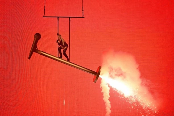 VATRENA FINKINJA GORI NA RAKETI! Potpuno LUDILO na sceni Evrovizije, vilice padaju do poda - sevaju OBLINE dok visi u vazduhu! (VIDEO)