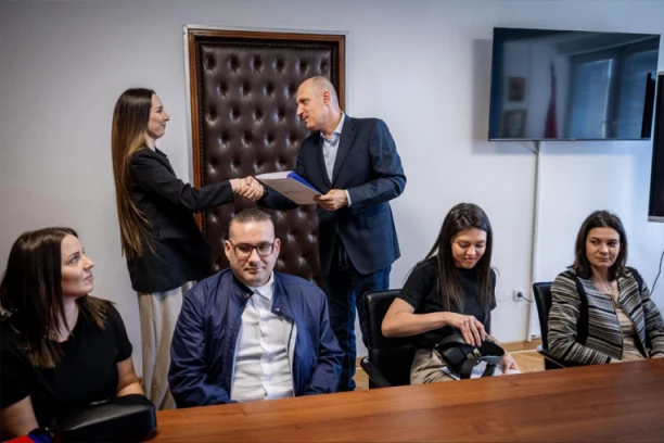 JOŠ JEDNA GRUPA LEKARA SE VRATILA IZ INOSTRANSTVA DA LEČI U SRBIJI! Ministar im uručio ugovore!