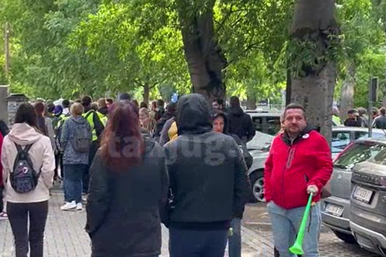 FOTELJAŠI NASTAVILI DA BLOKIRAJU SUD U NOVOM SADU! Mala grupa ne dozvoljava zaposlenima da radi, PONOVO DOŠLO DO GURANJA SA POLICIJOM!