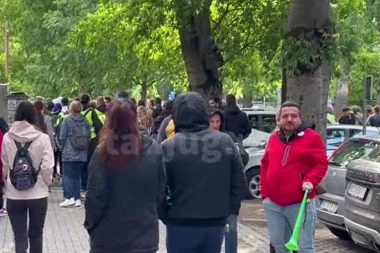 FOTELJAŠI NASTAVILI DA BLOKIRAJU SUD U NOVOM SADU! Mala grupa ne dozvoljava zaposlenima da radi, PONOVO DOŠLO DO GURANJA SA POLICIJOM!