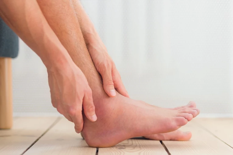 OVO SU SIMPTOMI NAGOMILAVANJA VODE U TELU - JEDAN SE POSEBNO POGORŠAVA PREDVEČE! 6 načina da je potpuno prirodno u trenu izbacite iz tela!