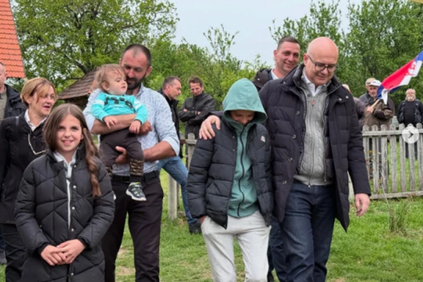 VUČEVIĆ POSETIO PORODICU SA OSMORO DECE! Posle obiloska radova u Kosjeriću jasno poručio: OD NAS ZAVISI (FOTO)