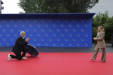 HIT! EDI RAMA PONOVO NA KOLENIMA PRED ĐORĐOM MELONI: Albanski premijer više ni ne krije šta misli o Italijanki (VIDEO)