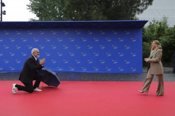 HIT! EDI RAMA PONOVO NA KOLENIMA PRED ĐORĐOM MELONI: Albanski premijer više ni ne krije šta misli o Italijanki (VIDEO)