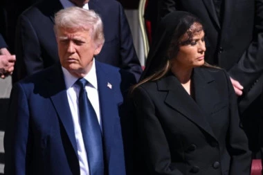 MELANIJA NAPUSTILA DONALDA TRAMPA?! Bela kuća bez prve dame, svetski mediji bruje o razvodu, a stiglo i saopštenje: "Ti si imbecil najvišeg ranga!"