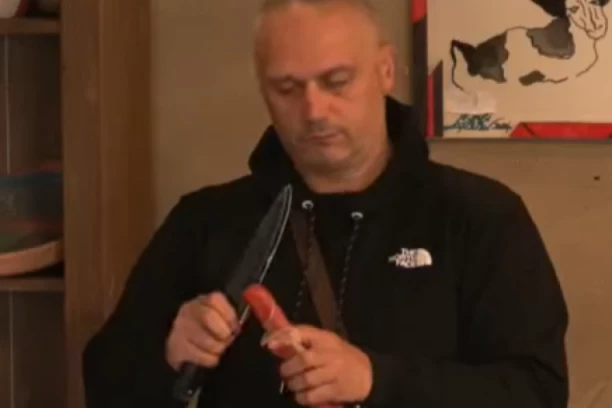 DA LI JE MOGUĆE DA SMO ZAISTA SVEDOCI TIH SCENA NA IMANJU U ŠIMANOVCIMA?! Ovaj trenutak će zauvek pamtiti - evo zašto SVI BRUJE o pripremi kobasica!