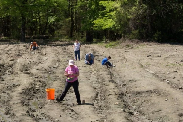 TURISTA SE VRATIO KUĆI SA OGROMNIM BOGATSTVOM! Ovo je jedini park na svetu gde posetioci mogu da rudare dijamante! KO IH NAĐE, NJEGOVI SU!