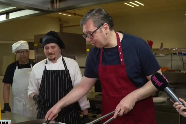 NEMAMO VOLOVE I PRASIĆE KAO ONI, ALI IMAMO ĆEVAPE! Vučić obukao kecelju pa uzeo da roštilja: "To ja ćacije služim!"