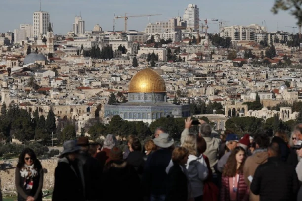 OVO OBAVEZNO TREBA DA ZNATE PRE ODLASKA U SVETU ZEMLJU: Tog dana oblak pada na ljude i miris se širi svuda