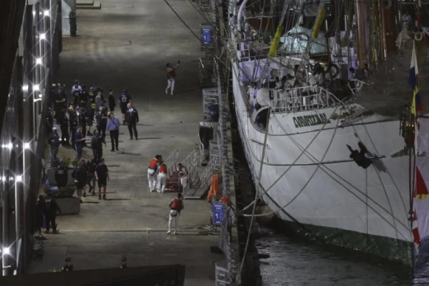 OVO JE TRENUTAK KADA SE BROD ZAKUCAO U MOST! Ima mrtvih! (VIDEO)