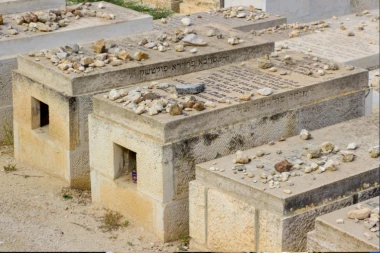 UMESTO CVEĆA NA GROB OSTAVLJAJU KAMENČIĆE: Sigurno ste videli ovaj prizor, a evo šta to znači