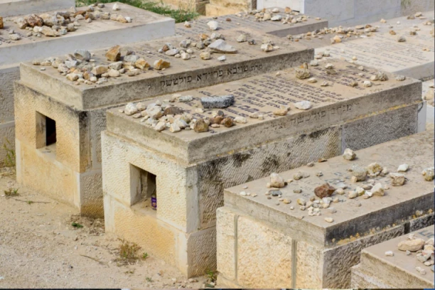 UMESTO CVEĆA NA GROB OSTAVLJAJU KAMENČIĆE: Sigurno ste videli ovaj prizor, a evo šta to znači