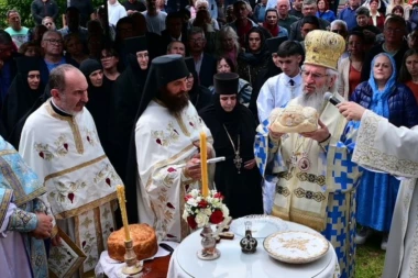 “VREMENA SU PREOZBILJNA! NEKA CEO SVET UDARI NA NAS, SAMO DA MI NE UDARIMO NA BOGA”: Opomena vladike Jovana posle jeleosvećenja u manastiru Kalenić