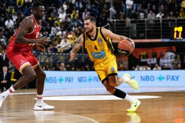 UMESTO ŠKOLSKOG ZVONA, ON U DVORANI! Dok je cela hala skandirala četrnaestogodišnjaku, uspeo je da poentira na bizaran način! (VIDEO)