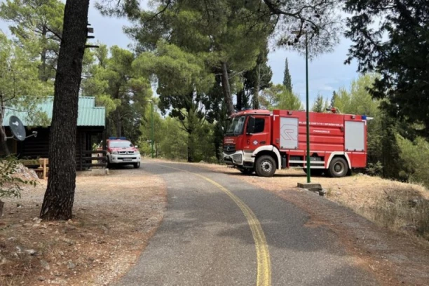 NEVIĐENA DRAMA! Nakon udesa muškarac visio na grani iznad ambisa!