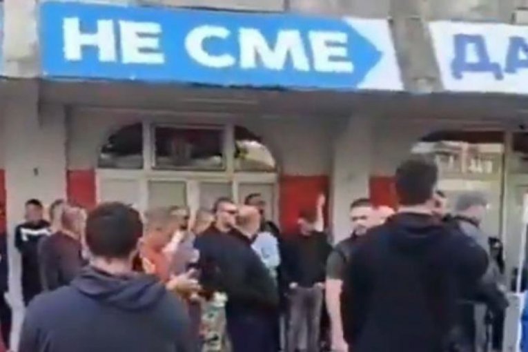 PONOVNO NASILJE BLOKADERA-FOTELJAŠA! Jajima gađali pristalice SNS u Novom Sadu, reagovala policija