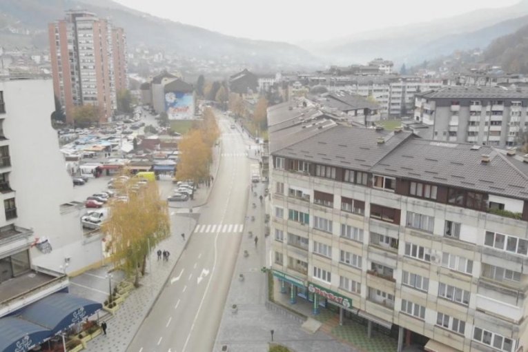 BRUTALNO ISPREBIJAN ČLAN SNS U PRIBOJU! Napadač ga izvukao iz automobila i izubijao palicom! (FOTO)