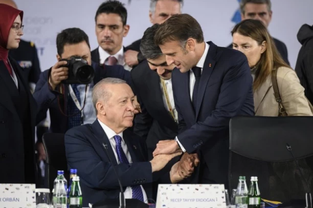 ŠTA IM SAD OVO ZNAČI? Makron i Erdogan se iznenada čuli telefonom!
