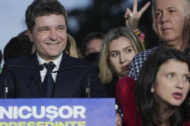 LUDNICA NA ULICAMA! Hiljade Rumuna u Bukureštu slavi pobedu Dana na predsedničkim izborima! (FOTO/VIDEO)