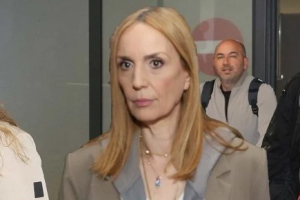 DUŠKA VUČINIĆ SE RASTALA OD PRINCA: Pao emotivan susret na aerodomu, voditeljka mu POLETELA U zagrljaj! (VIDEO)