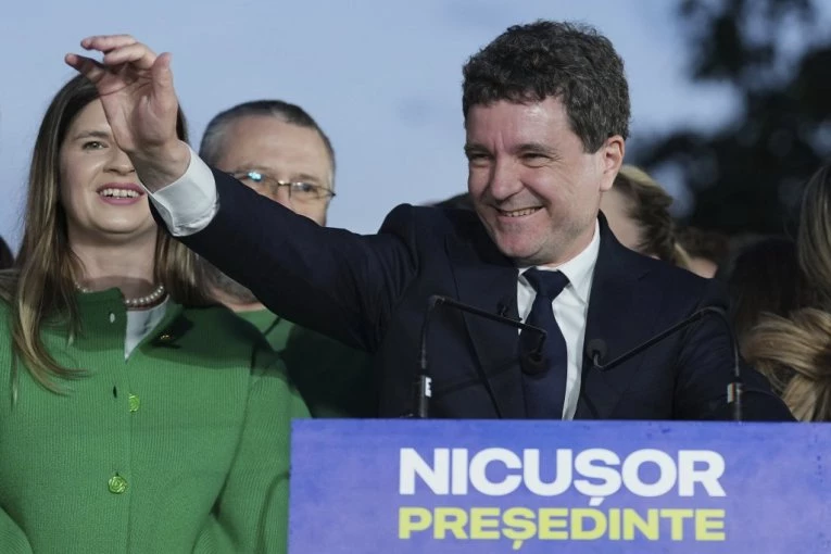 "NEOPHODNO JE DA SE RUMUNIJA RAZVIJA": Zelenski oduševljen pobedom proevropskog miljenika na izborima