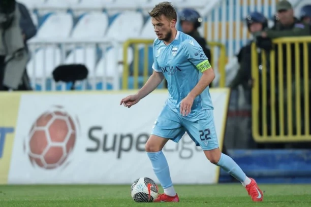 U NOVOM PAZARU ŽIVE ZA FUDBAL: Napunili stadion pre utakmice sa OFK Beogradom, a onda usledio i govor trenera! (VIDEO)