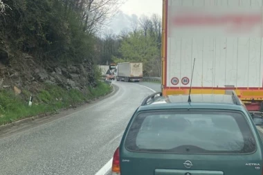 ČETVORO MRTVIH U UŽASNOJ NESREĆI! Reno sa deset putnika se zakucao u kamion, od siline udara AUTO SE RASPAO: Jezive slike s lica mesta