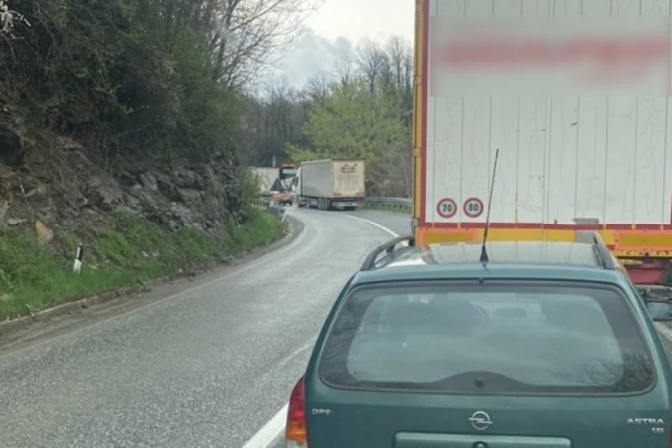 ČETVORO MRTVIH U UŽASNOJ NESREĆI! Reno sa deset putnika se zakucao u kamion, od siline udara AUTO SE RASPAO: Jezive slike s lica mesta