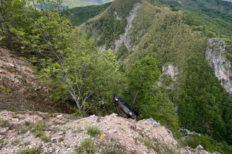 OTAC I SIN PALI U PROVALIJU NA IZLETU! Muškarac poginuo, dete teško povređeno!