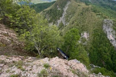OTAC I SIN PALI U PROVALIJU NA IZLETU! Muškarac poginuo, dete teško povređeno!