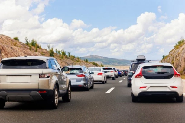 HAOS NA AUTO-PUTU, KILOMETARSKE KOLONE VOZILA: Ljudi nisu mogli da veruju šta im se odvija pred očima - niko nije smeo da napusti vozilo! (VIDEO)