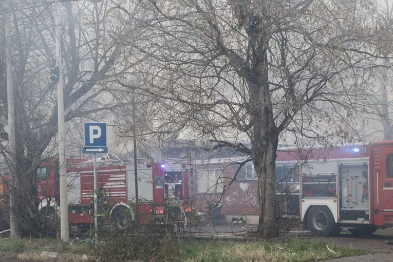 GORELO GRADILIŠTE NA NOVOM BEOGRADU! Na lice mesta su došla dva vatrogasna vozila!