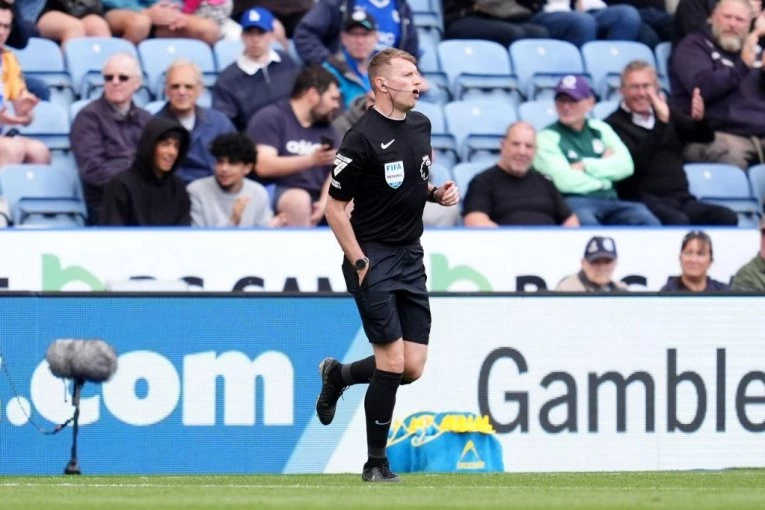 JEZIVO DA JEZIVIJE NE MOŽE: Gazda kluba sa sinom PREBIO SUDIJU (UZNEMIRUJUĆE FOTOGRAFIJE)