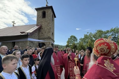 ČUDESNA SVETLOST OBASJALA ZABORAVLJENU SRPSKU SVETINJU: Vladika Fotije osveštao obnovljeni manastir koji je preživeo vekove stradanja (FOTO-GALERIJA)