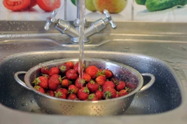 OVO JE JEDINI PRAVILAN NAČIN ZA PRANJE JAGODA: Prepune su pesticida i otrova - neće vam biti dobro kad vidite šta sve možemo da pojedemo!