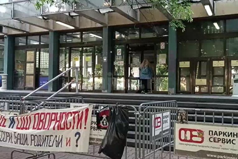 PROPALA IM BLOKADA: Studenti-foteljaši i opozicija odblokirali sud u Novom Sadu, zaposleni na radnom mestu!
