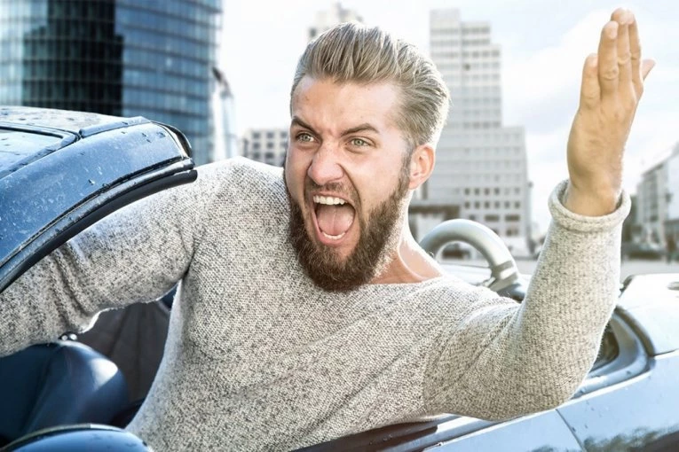 ONI SU NAJGORI VOZAČI U HOROSKOPU - A UVERENI SU DA NEMA BOLJIH: Kada su na putu, bolje se sklanjajte!