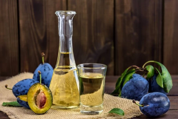 KOMŠIJA PROBAO DA NA GRANICI UNESE 200 LITARA RAKIJE: Carinici zanemeli, a onda su ga OVAKO kaznili