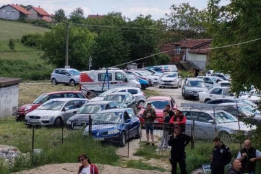 NEZAPAMĆENA GUŽVA OKO STADIONA: Aranđelovački derbi za pamćenje - pehar šampiona ima novog vlasnika! (VIDEO)