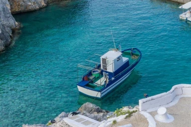 GAĐAO JEDRILIČARE KAMENJEM, PA IM PRETIO SMRĆU! Britanci nisu ni slutili šta će doživeti na hrvatskom primorju (VIDEO)