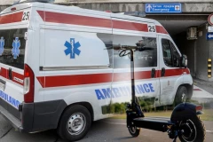 DEVOJČICA POGINULA U TEŠKOJ NESREĆI U NOVOM PAZARU! Automobil se zakucao u tinejdžerke na trotinetu!