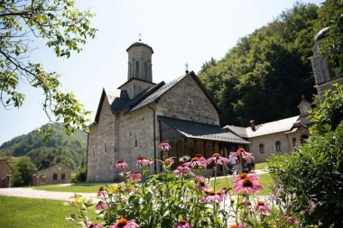 PROVALILI U SRPSKI MANASTIR, ODNELI NOVAC, A IZA SEBE OSTAVILI SRAMOTU: Prestupnici od ranije poznati policiji