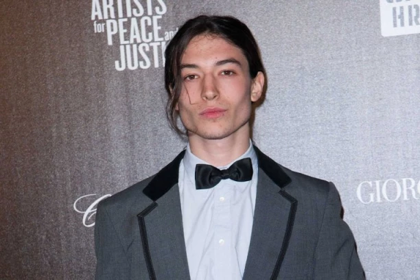 SKANDALOZNI GLUMAC UHVAĆEN U KANU SA KOKARDOM! Šuška se da je ljubav našao u BEOGRADU, posećuje gej-mesta, a šeta ČETNIČKE simbole! (VIDEO)