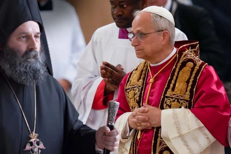 “MNOGE TRAGEDIJE BI BILE IZBEGNUTE, DA JE ZAPAD OSTAO VERAN VERI SVETIH OTACA”: Vladika Maksim oštrom kritikom uzdrmao svet posle ustoličenja novog pape