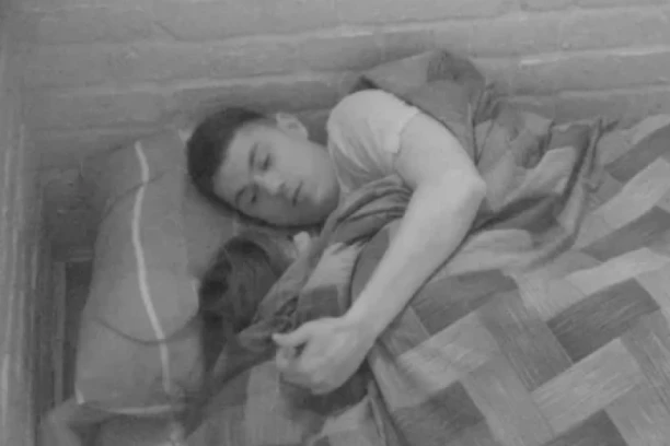 ENA PROBILA DNO LJUDSKE SRAMOTE!  Javno obrukala malog Peju, pa USKOČILA u njegov krevet! (VIDEO)