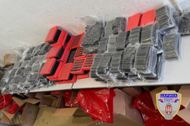 NA HORGOŠU ZAPLENJENO 6.000 VEJPOVA ZA KONZUMIRANJE MARIHUANE! Oglasila se Uprava carina (FOTO)