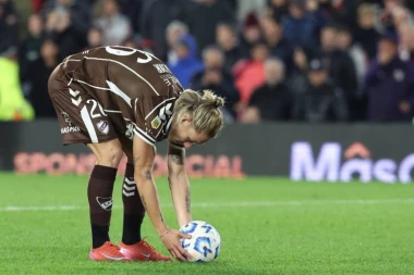 NA MONUMENTALU ZAVLADAO MUK: Čuo se samo GLAS I SLAVLJE dugokosog Argentinca! (VIDEO)