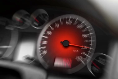 MLADIĆA (20) ZAUSTAVIO PRESRETAČ! Vozio 215 kilometara na čas!